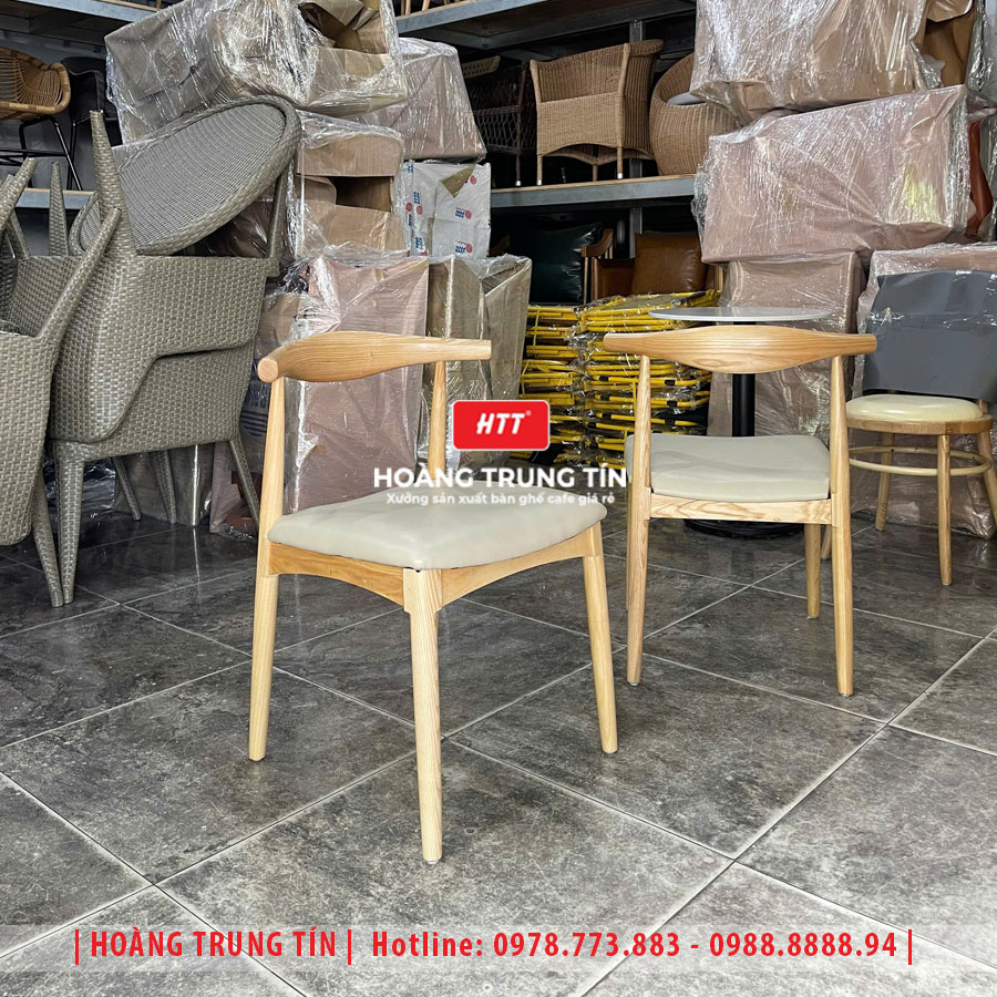 Bàn ghế cafe gỗ nệm HTT030 - góc chụp khác tại xưởng