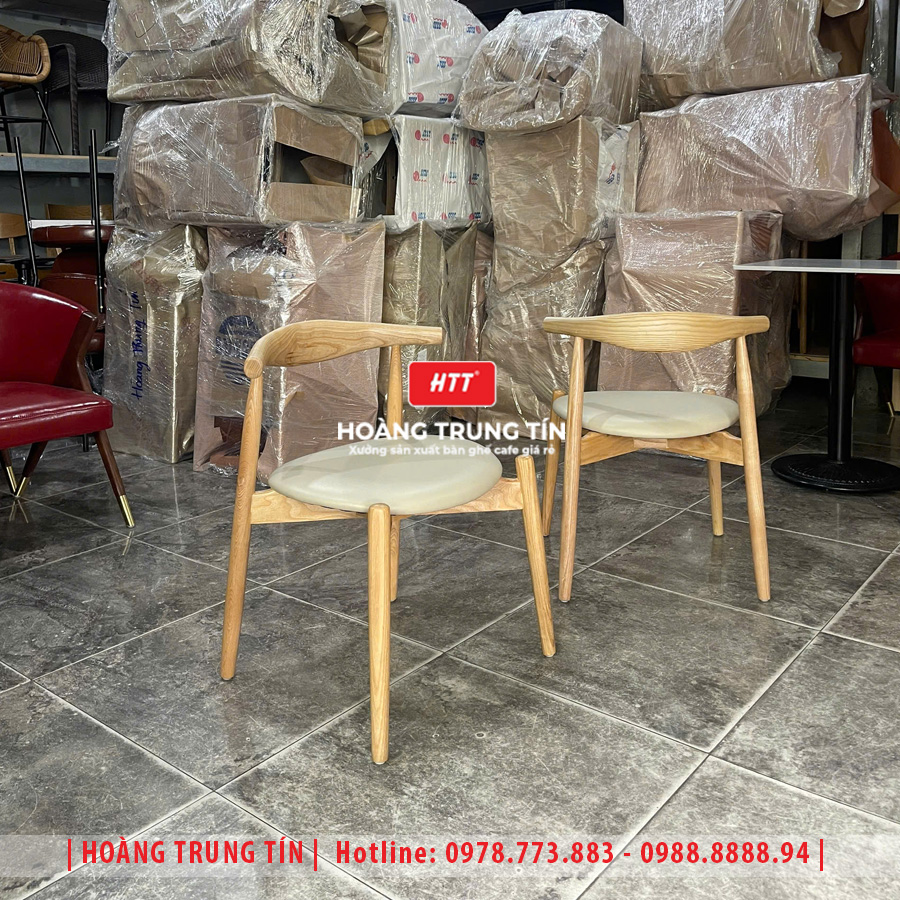 Bàn ghế cafe gỗ nệm HTT031 - góc chụp khác tại xưởng