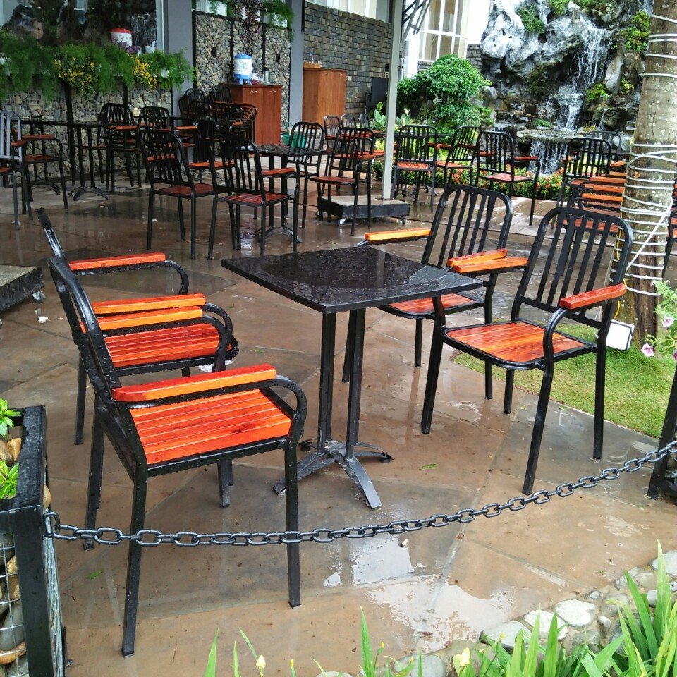 bàn ghế sắt HTT 3