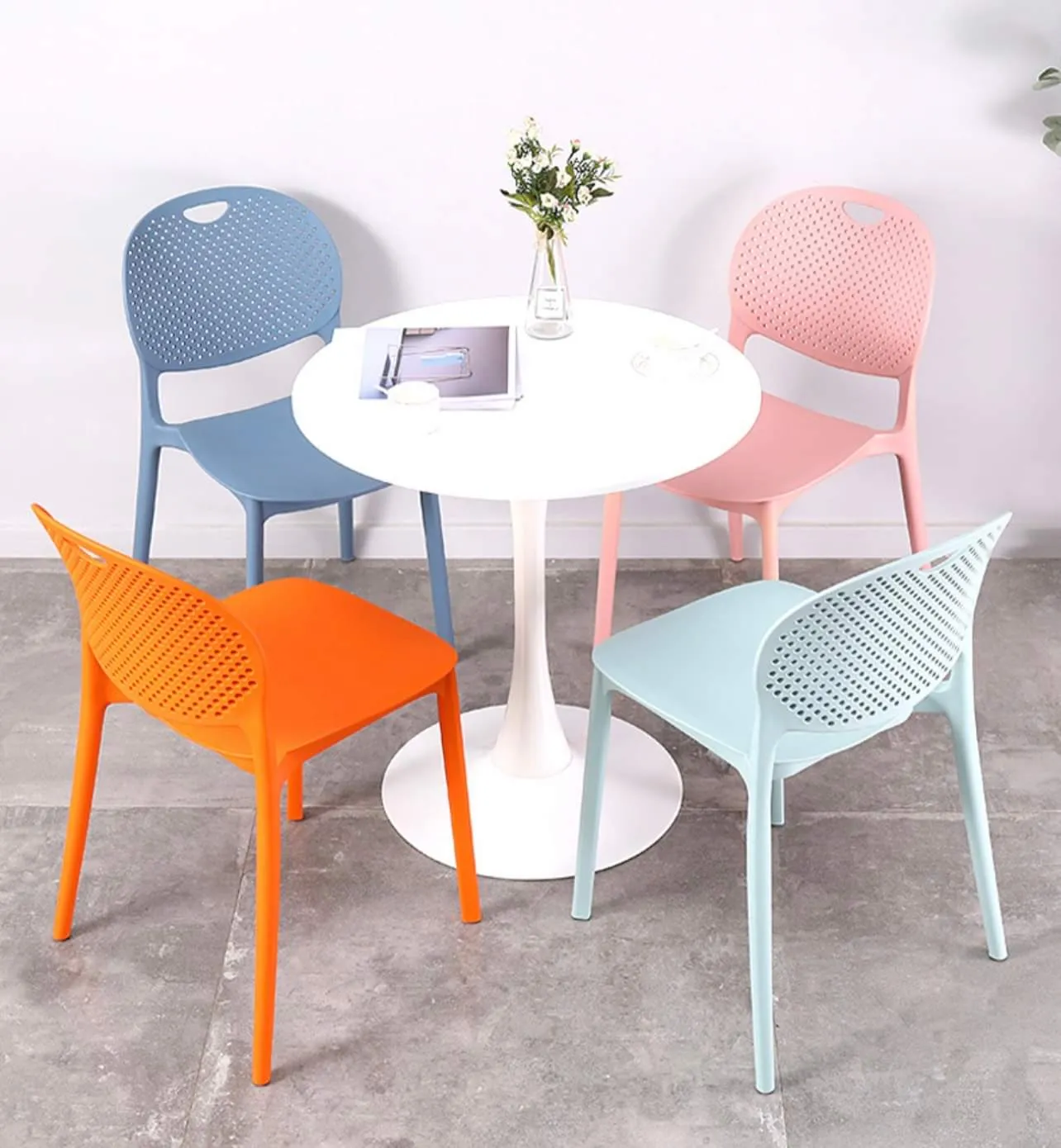 ban-ghe-nhua-duc-cafe