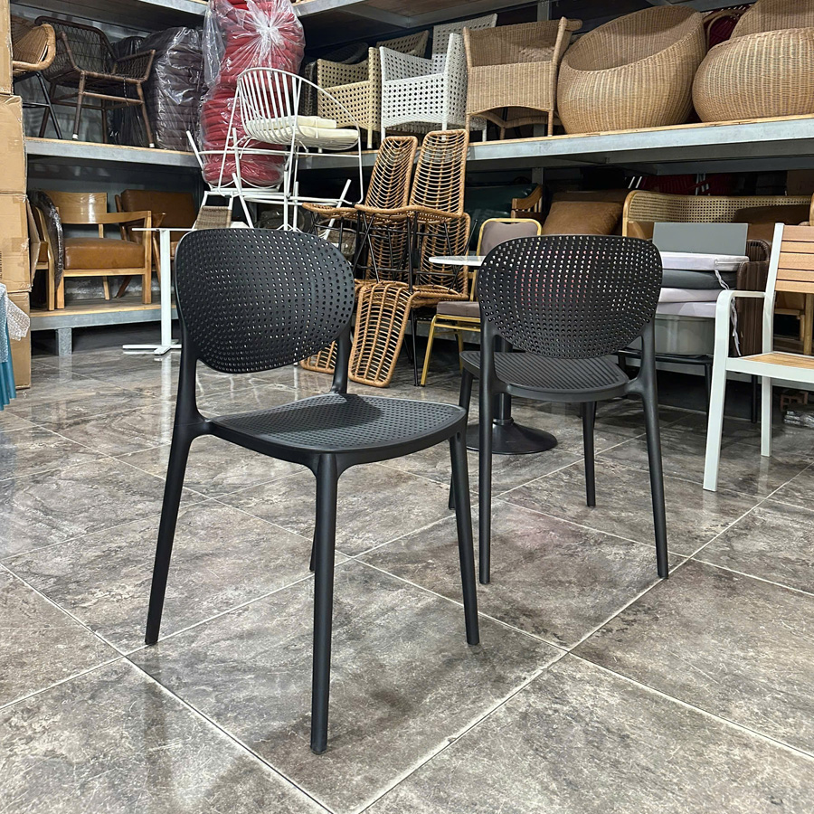 ghế nhựa đ&uacute;c ngo&agrave;i trời đặt ở s&acirc;n qu&aacute;n cafe