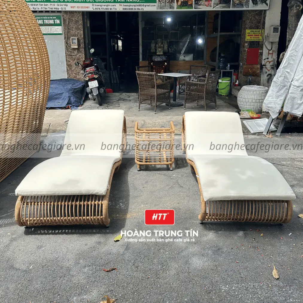 Giường tắm nắng nhựa giả m&acirc;y m&agrave;u kem cho hồ bơi resort 2026