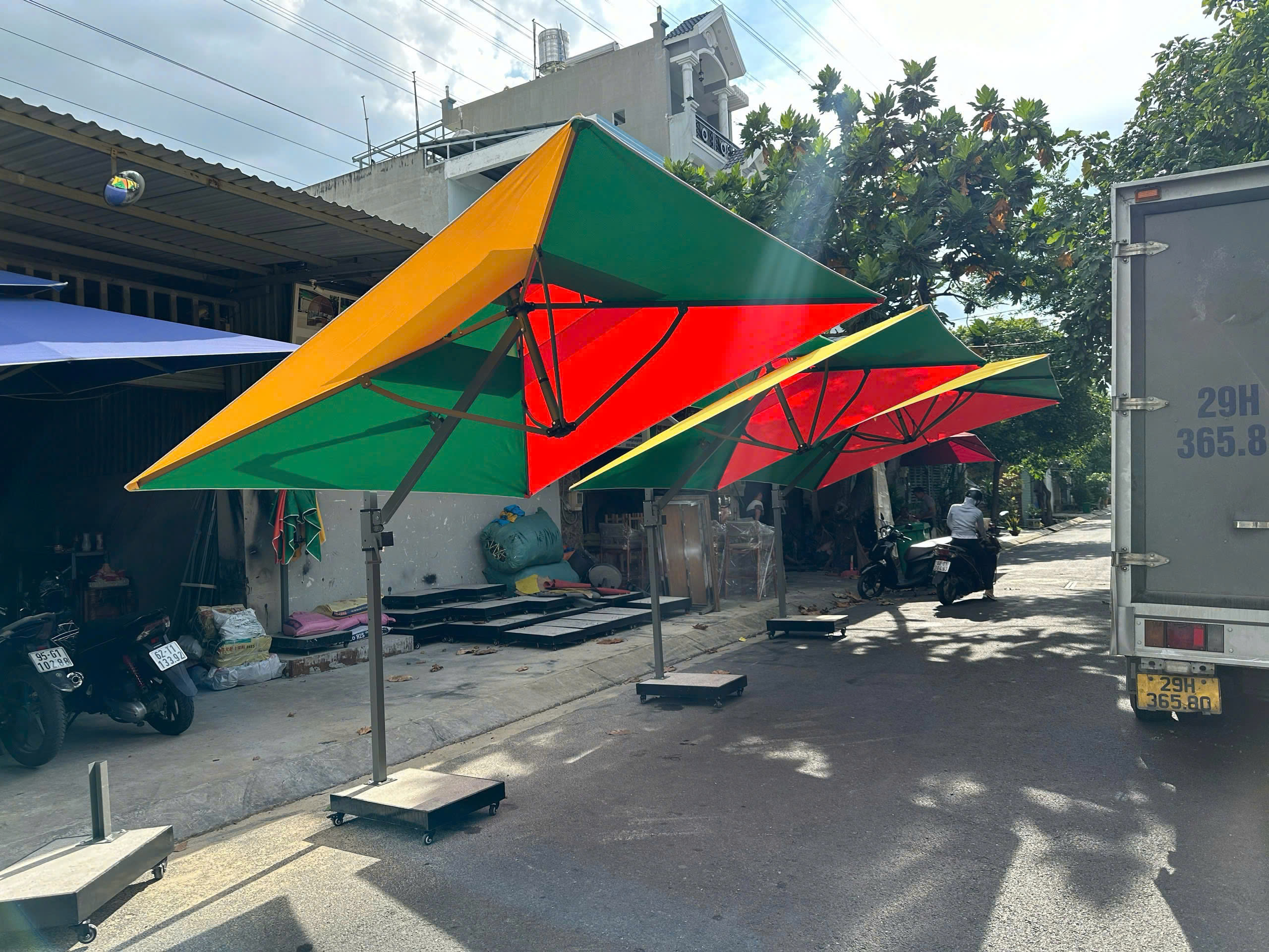 Dù cafe lệch tâm nghiêng 3m theo chiều nắng HTT02