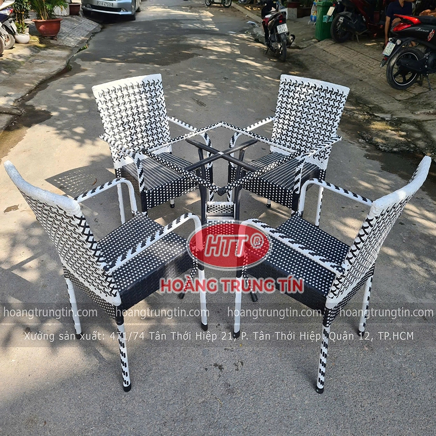 b&agrave;n ghế cafe c&oacute;c ghế đan d&acirc;y nhựa