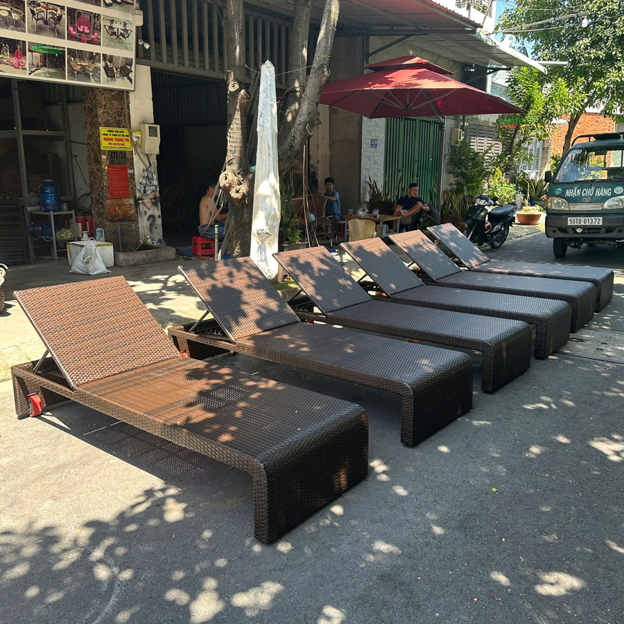 Giường tắm nắng nhựa giả m&acirc;y b&ecirc;n hồ bơi resort 2026