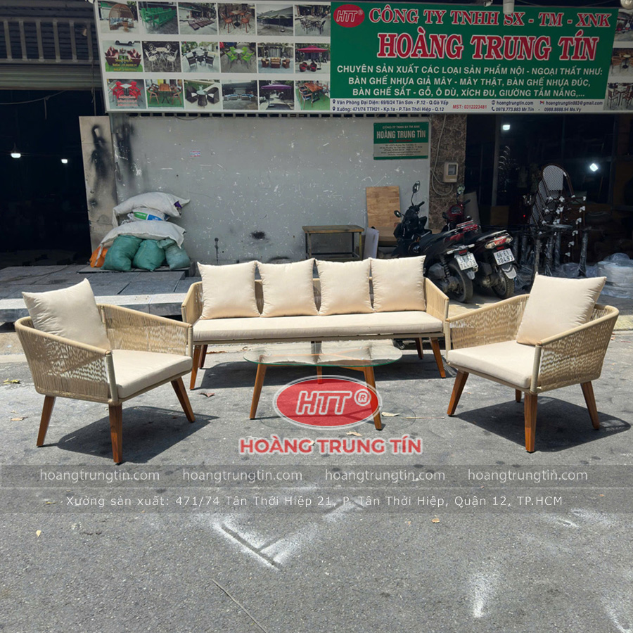 b&agrave;n ghế sofa đang d&acirc;y d&ugrave;