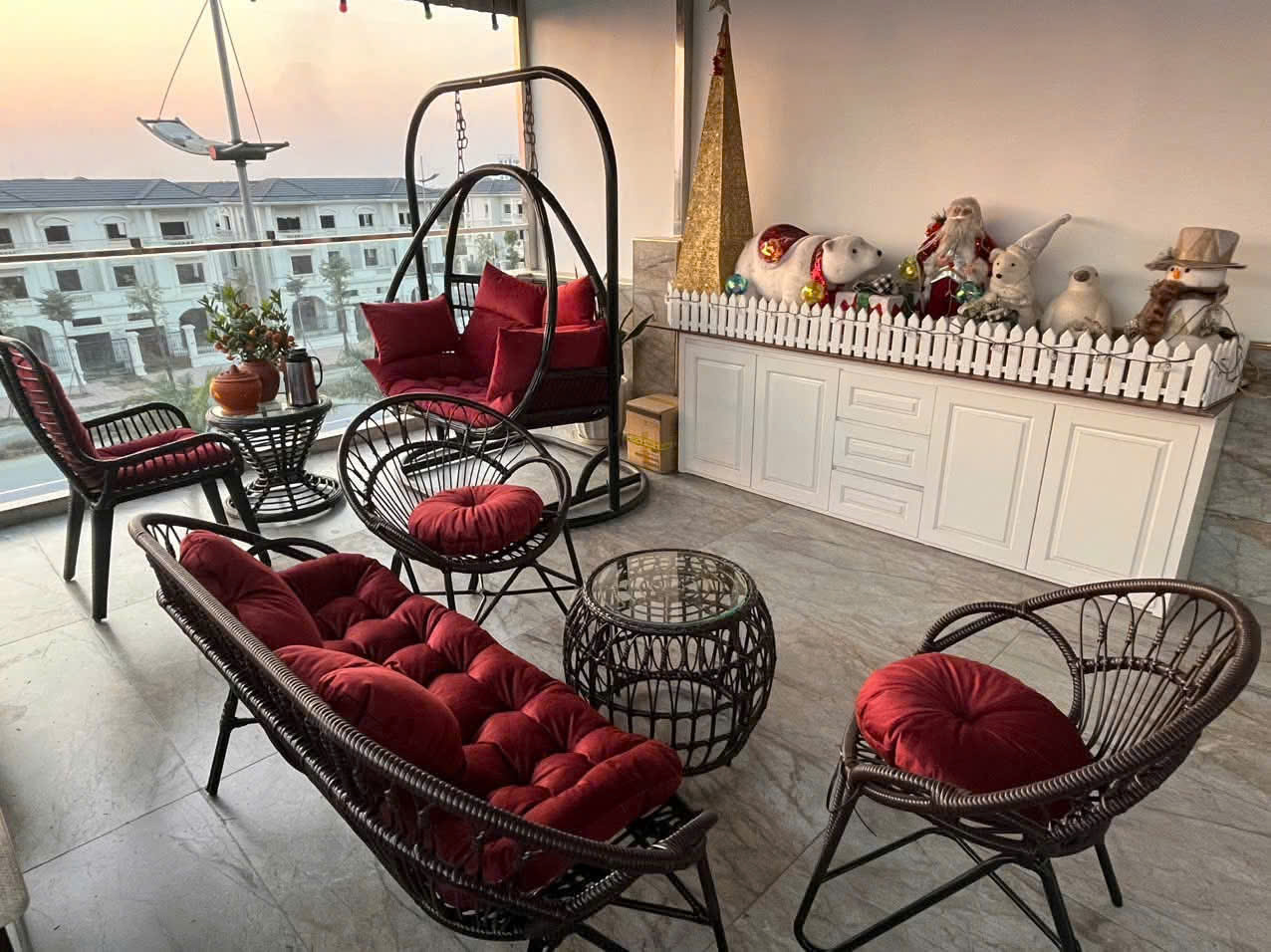 Top mẫu xích đu đôi giả mây hot nhất cho homestay 2026