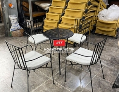 Bàn cà phê sắt kết hợp gỗ – Phong cách hiện đại và ấm áp