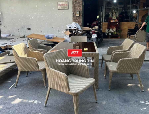 Bàn ghế nhà hàng đan nhựa mây HTT032