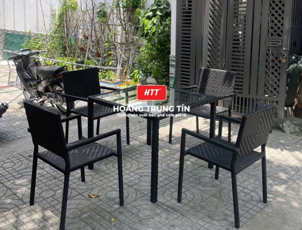 Bàn ghế nhà hàng đan nhựa mây HTT040