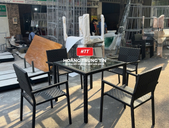 Bàn ghế nhà hàng đan nhựa mây HTT040