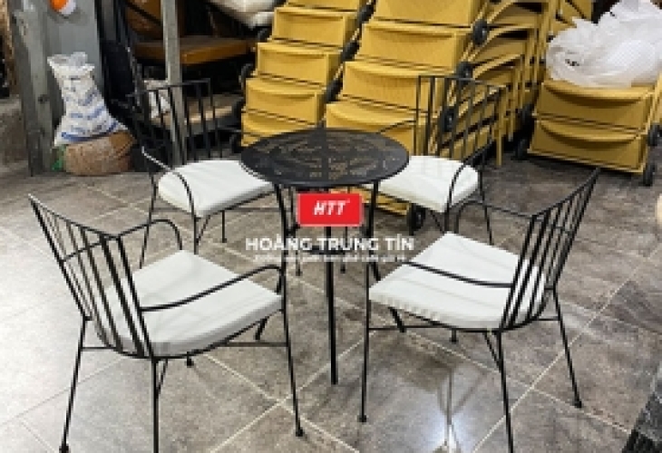 Bàn cà phê sắt kết hợp gỗ – Phong cách hiện đại và ấm áp