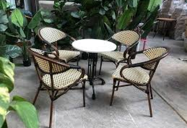 Bàn ghế giả mây ngoài trời có tốt không? Những điều bạn cần biết trước khi mua