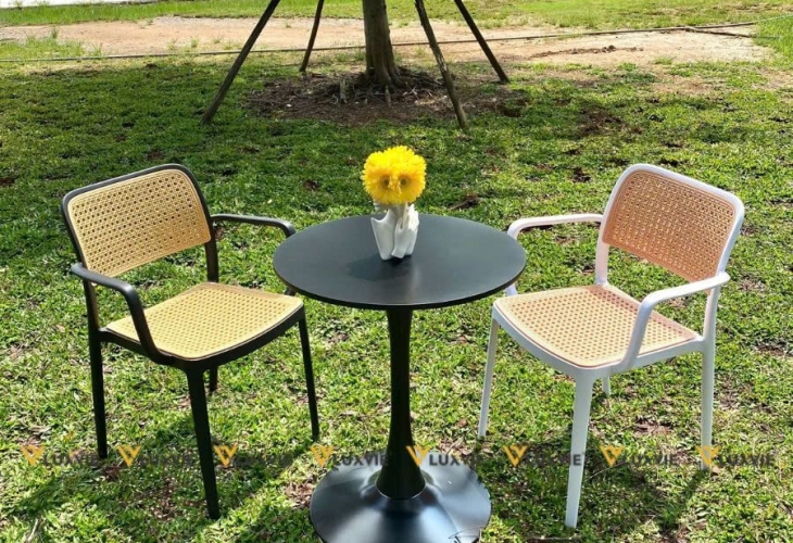 Bàn ghế cafe sân vườn phong cách cổ điển vs hiện đại