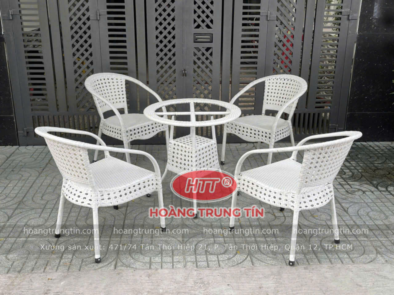 ghế nhựa đang mắt cáo